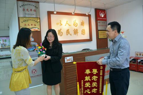 尊老爱老，，，，贡献爱心 ——尊龙凯时“敬老、爱老” 送产品活动